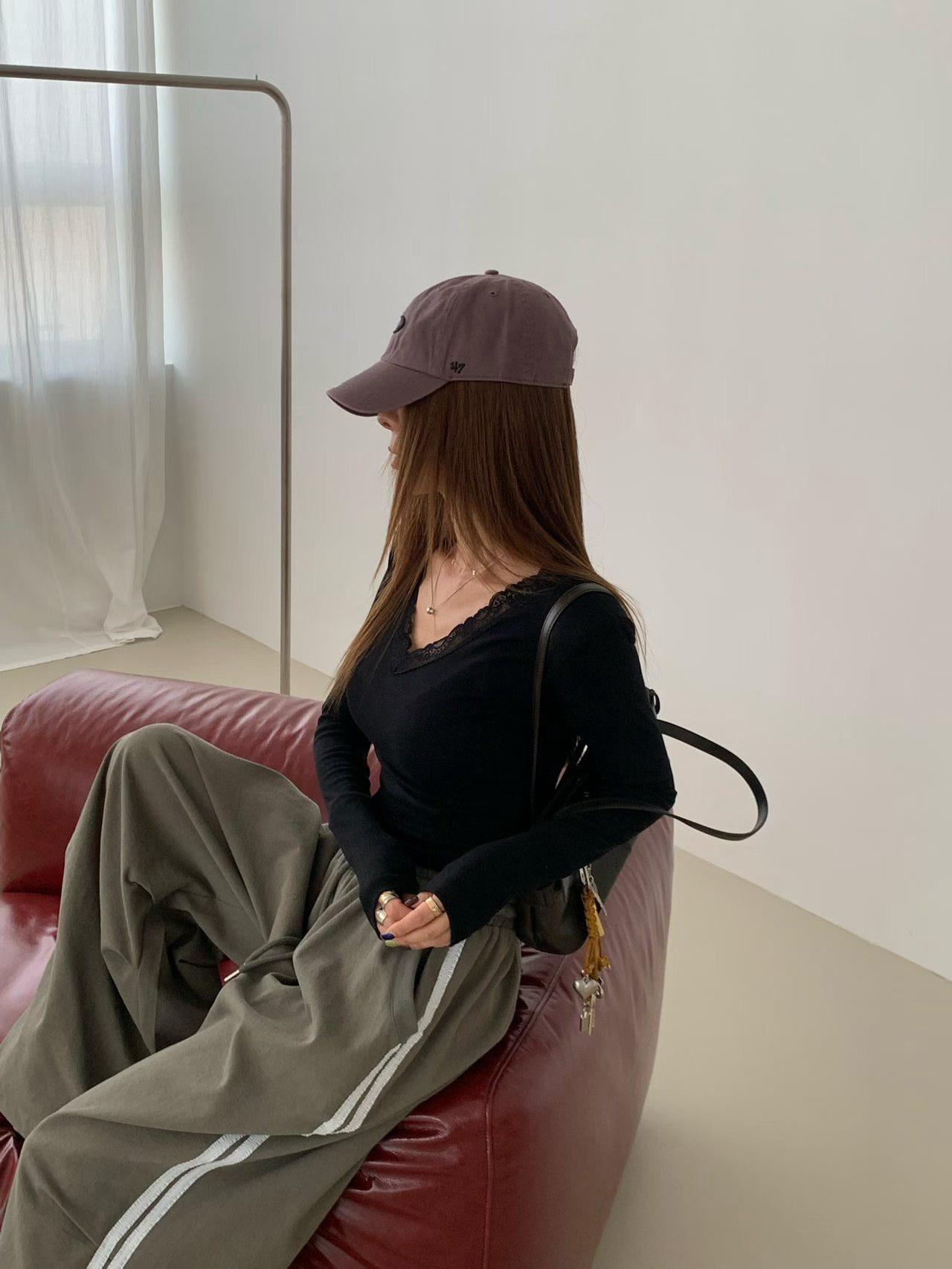 V領蕾絲墊肩上衣
